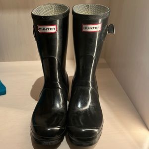 Size 8 Hunter Women’s Original Gloss Short Rainboot in Black